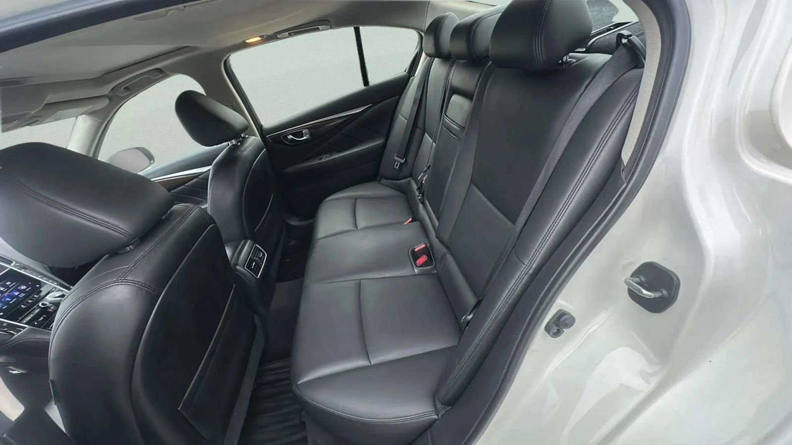 Used 2019 INFINITI Q50 Luxe w/ Essential Package (3.0T Luxe) AWD/4WD image 18