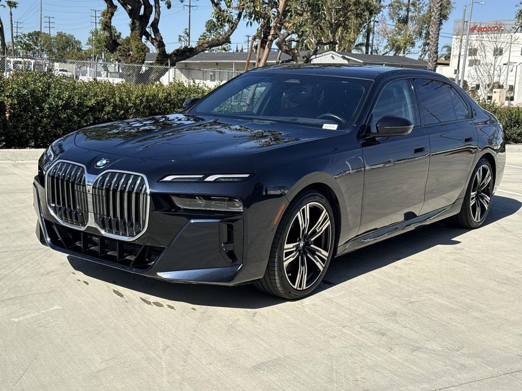Used 2023 BMW 740i w/ Parking Assistance Package image 7
