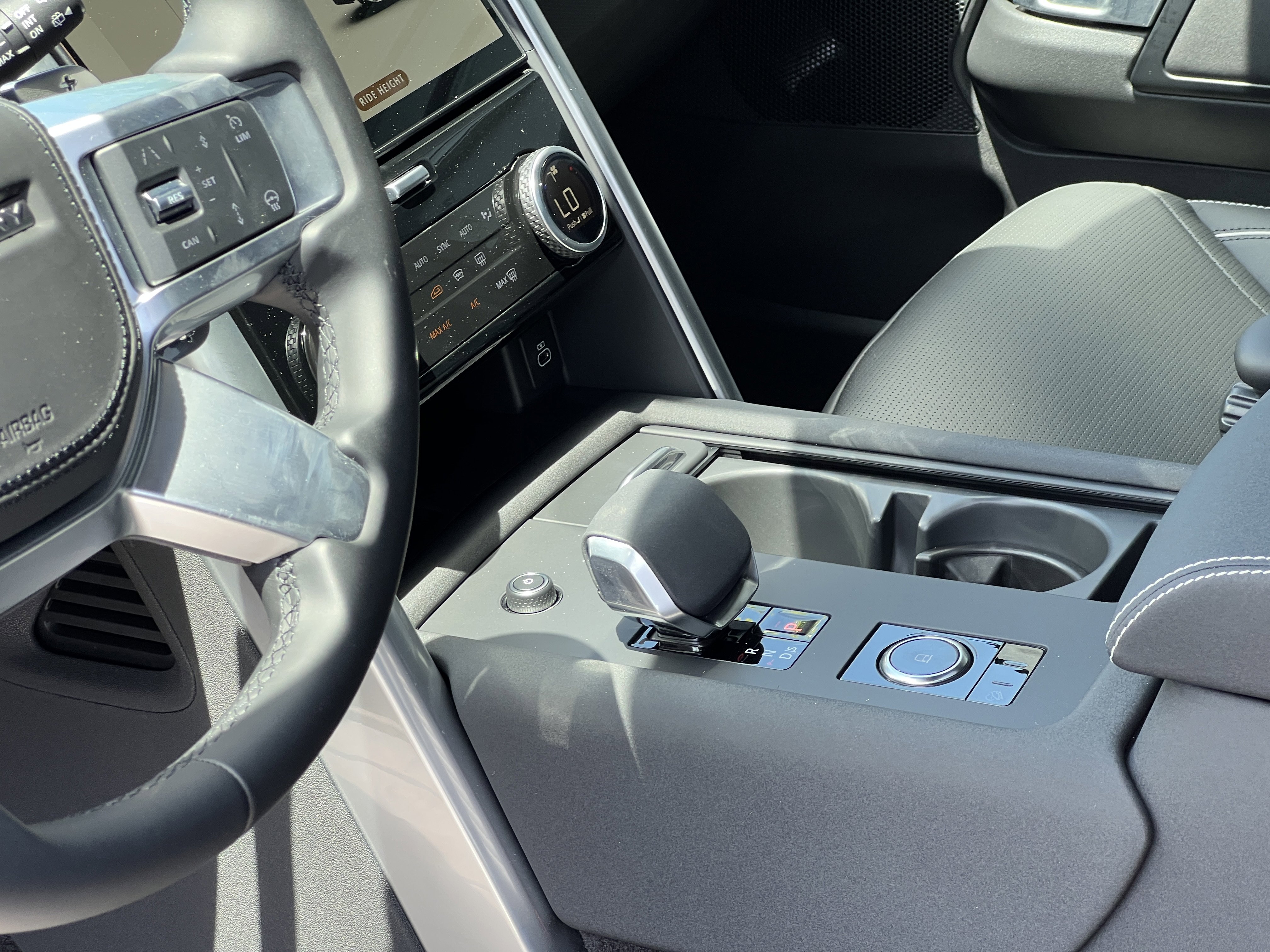 New 2024 Land Rover Discovery Dynamic SE image 24