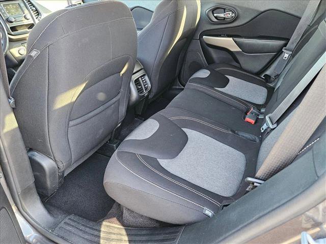 Used 2018 Jeep Cherokee Latitude w/ Altitude Package FWD image 17