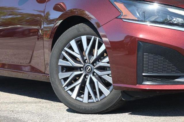 Used 2025 Nissan Altima 2.5 SV w/ SV Premium Package FWD image 3