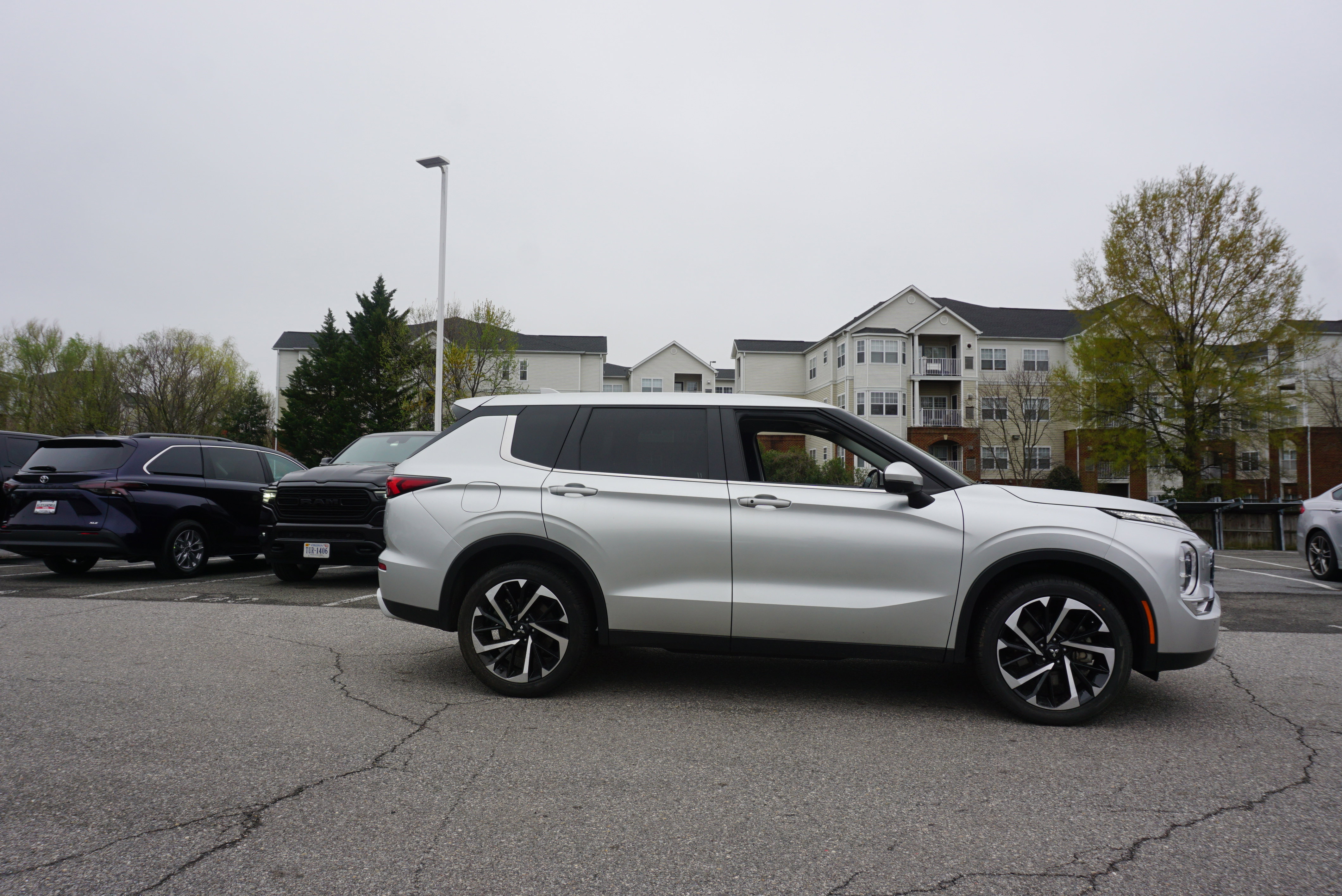 Used 2024 Mitsubishi Outlander SE image 3