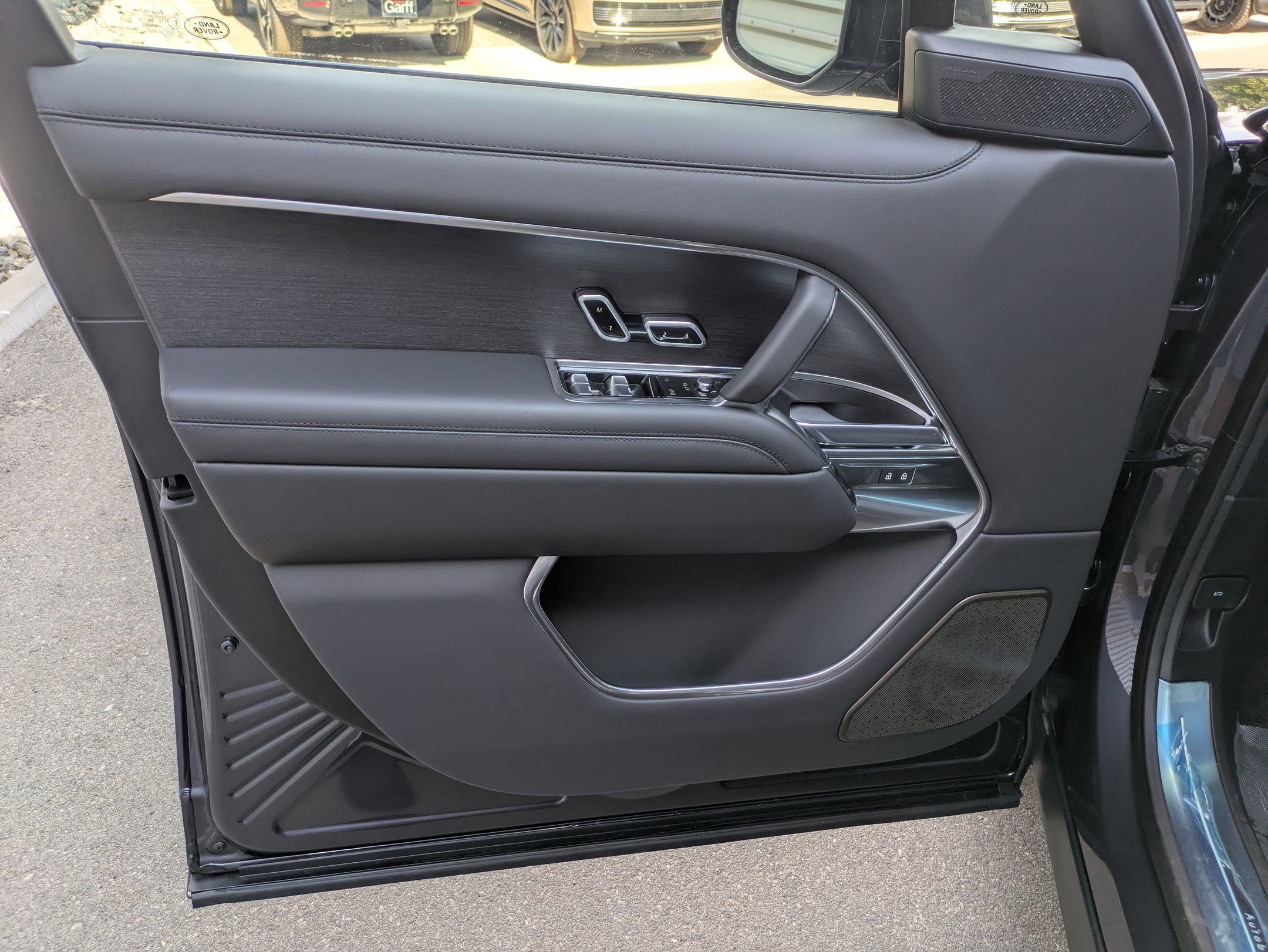 New 2025 Land Rover Range Rover Long Wheelbase Autobiography image 12