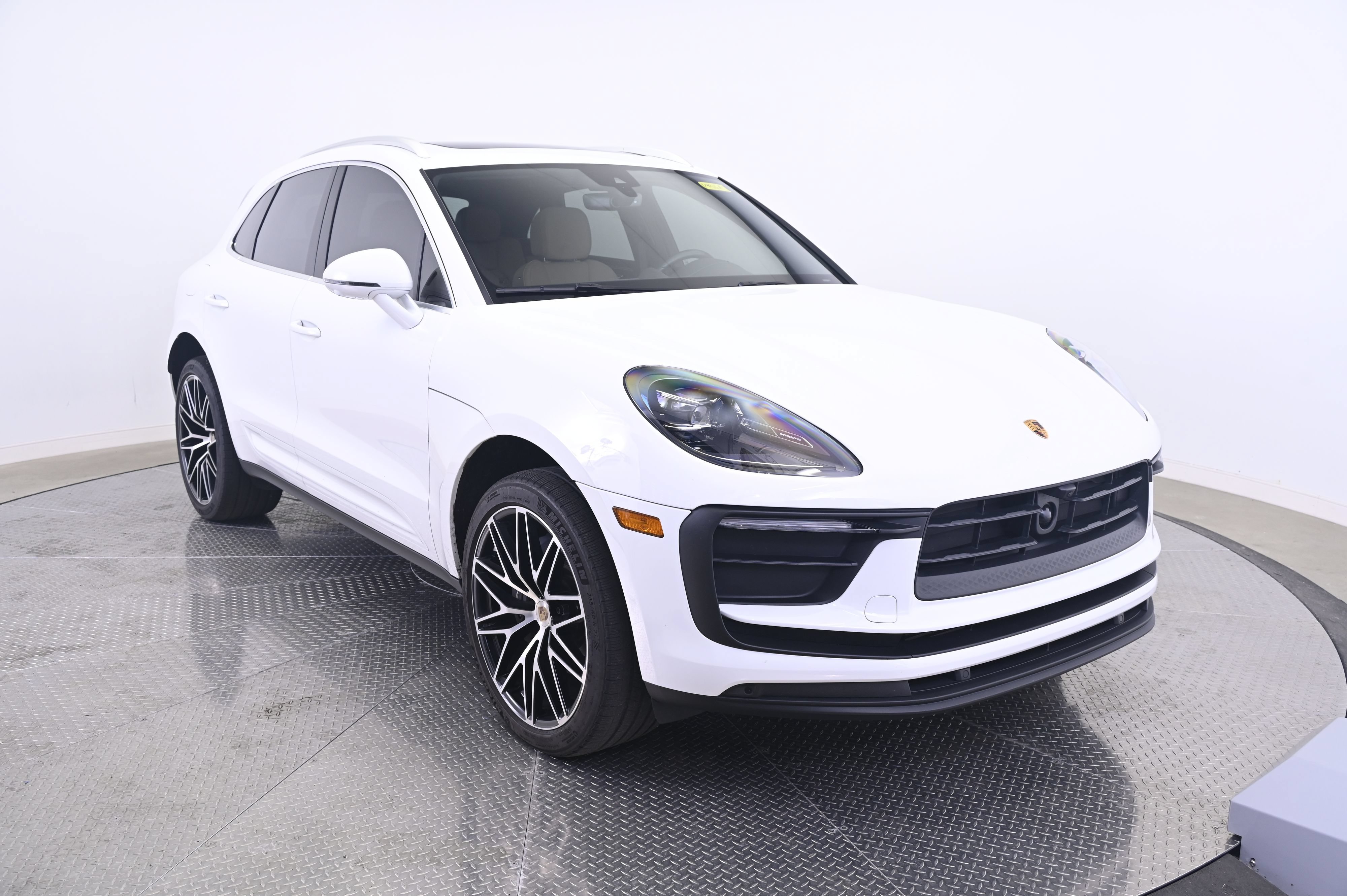 Certified 2024 Porsche Macan AWD/4WD image 9