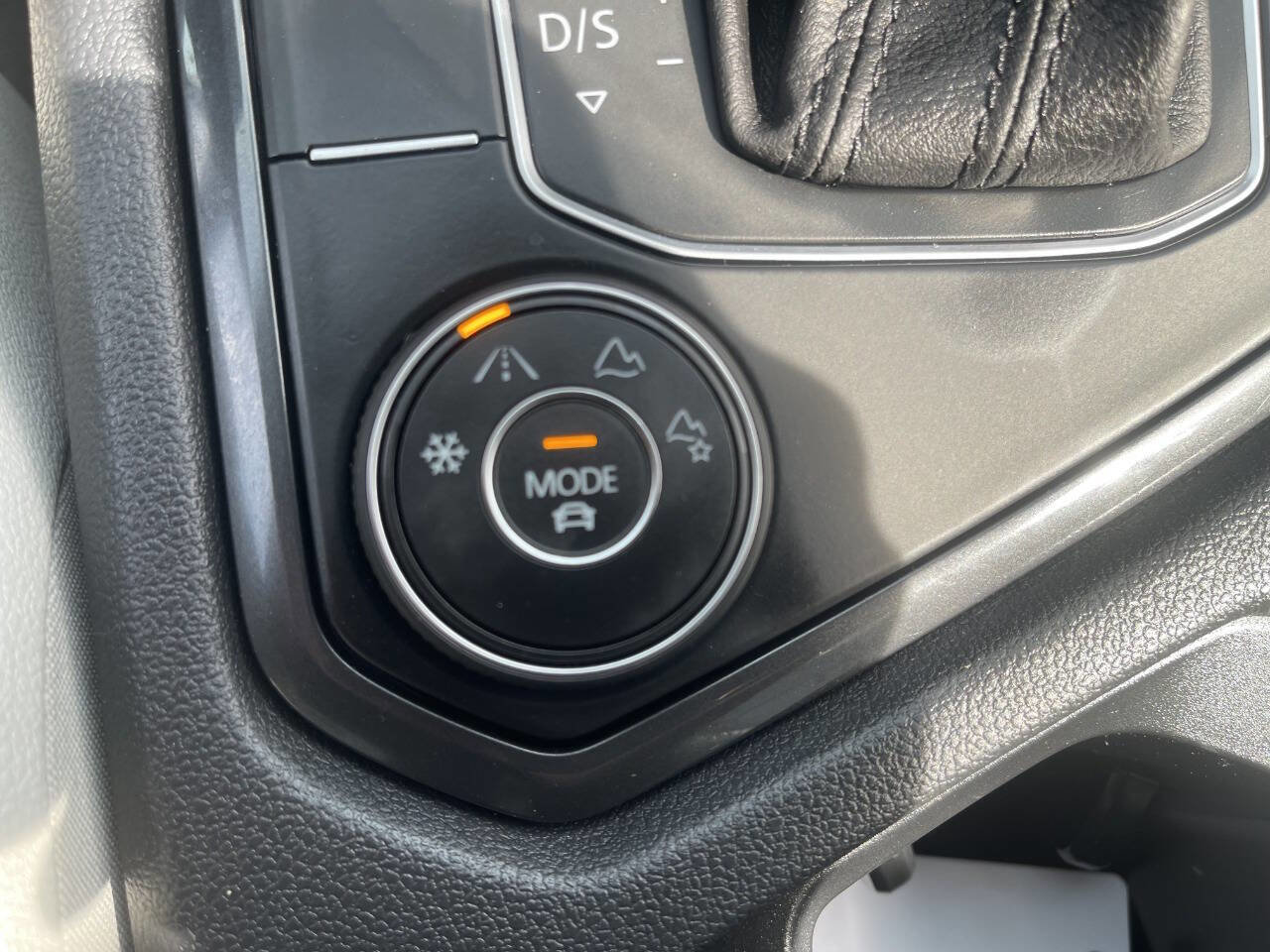 Used 2020 Volkswagen Tiguan SE image 35