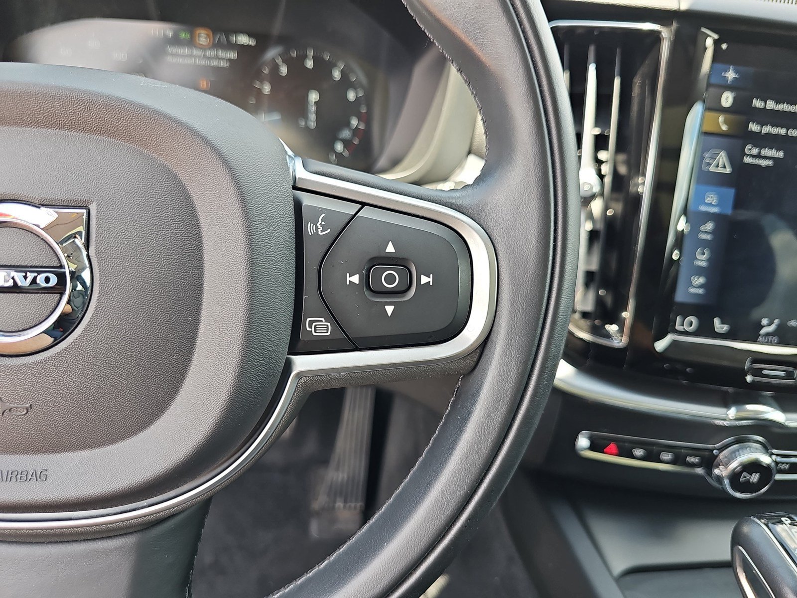 Used 2019 Volvo XC60 T6 Momentum w/ Multimedia Package AWD/4WD image 21