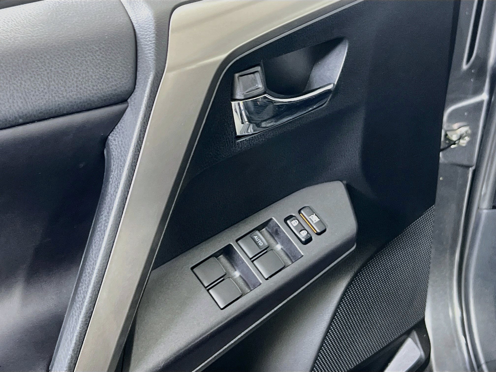 Used 2018 Toyota RAV4 XLE AWD/4WD image 17