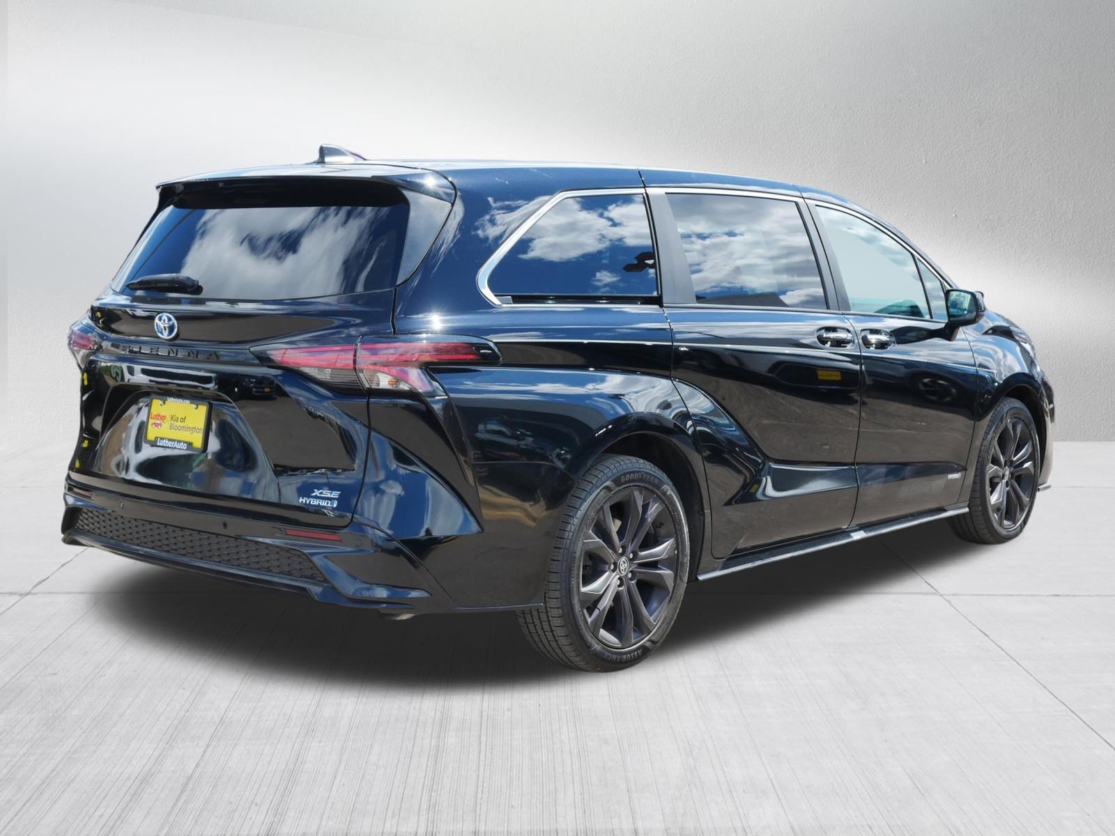 Used 2021 Toyota Sienna XSE FWD image 7
