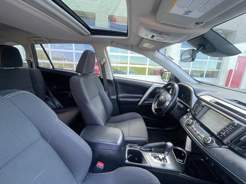 Used 2018 Toyota RAV4 XLE AWD/4WD image 11