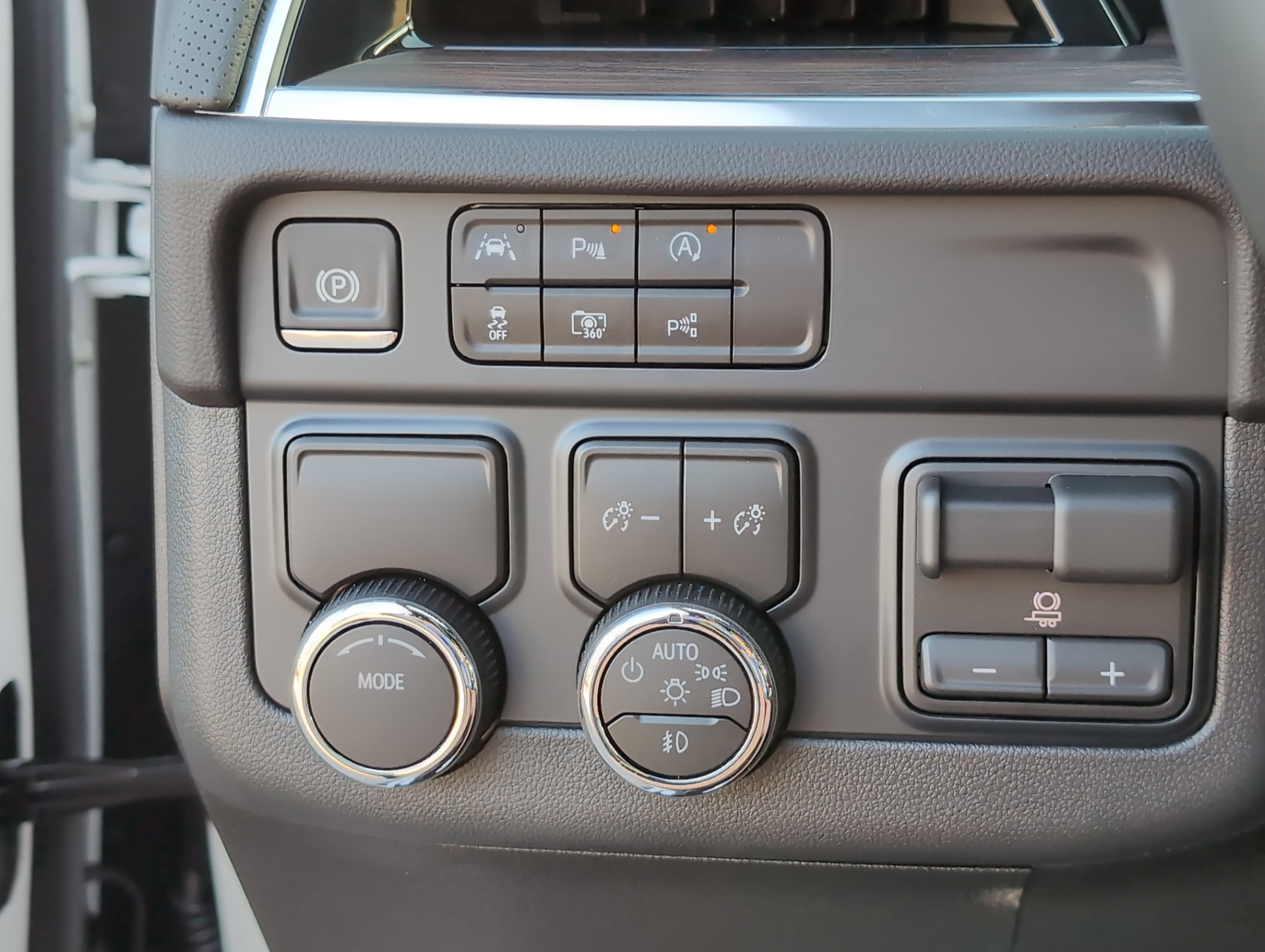 New 2025 Chevrolet Suburban Premier w/ Sun And Tow Package image 24