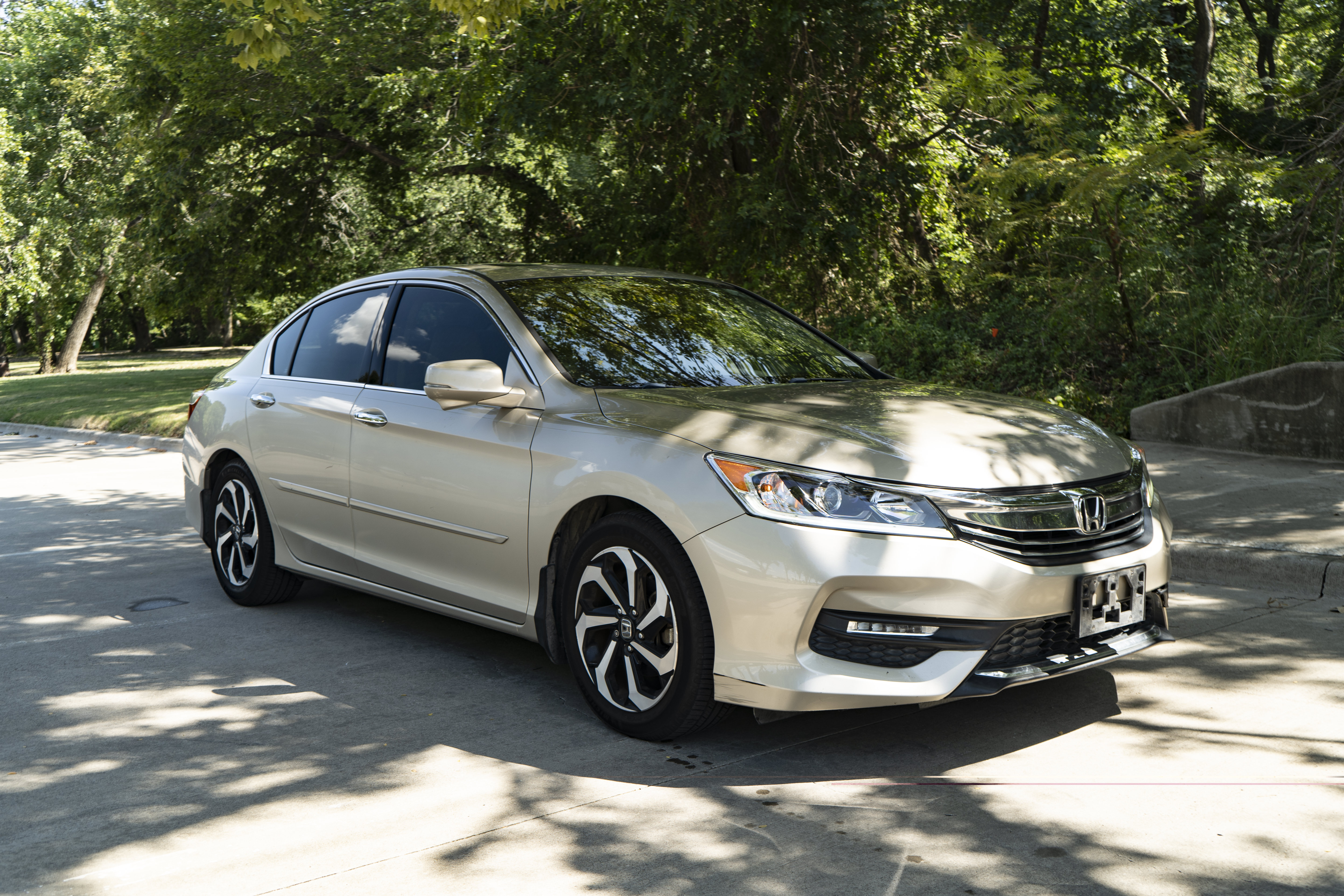 Used 2016 Honda Accord EX-L image 2