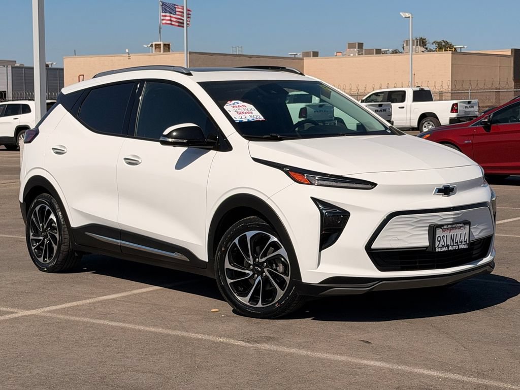 Used 2022 Chevrolet Bolt EUV Premier w/ Sun & Sound Package FWD image 2