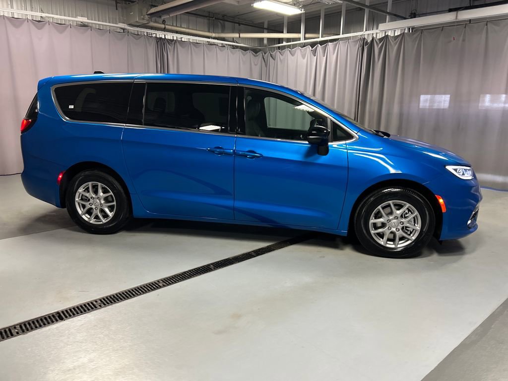 New 2026 Chrysler Pacifica Select FWD image 8