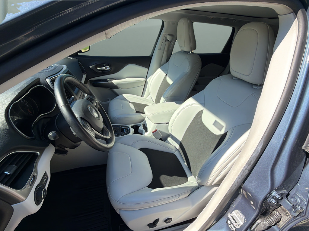 Used 2021 Jeep Cherokee Latitude Plus w/ Sun & Sound Group AWD/4WD image 10
