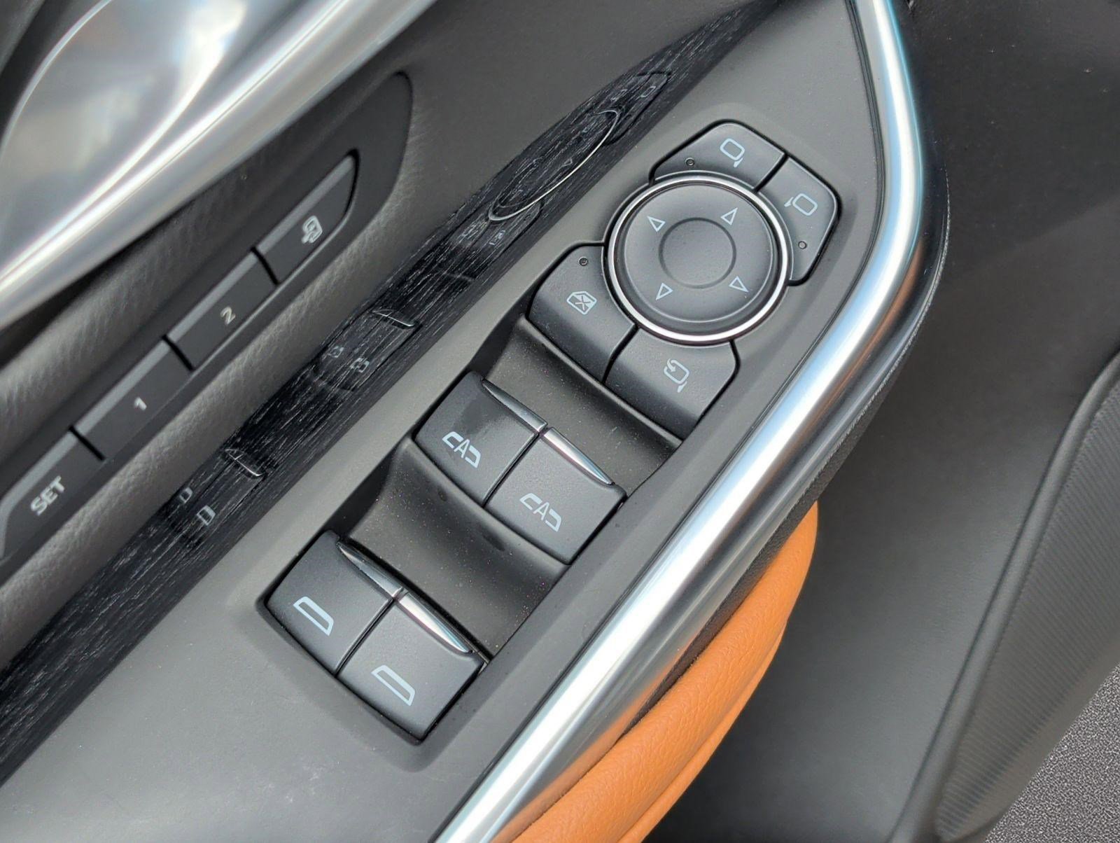 Used 2025 Cadillac XT4 Sport w/ LPO, Onyx Lite Package FWD image 9