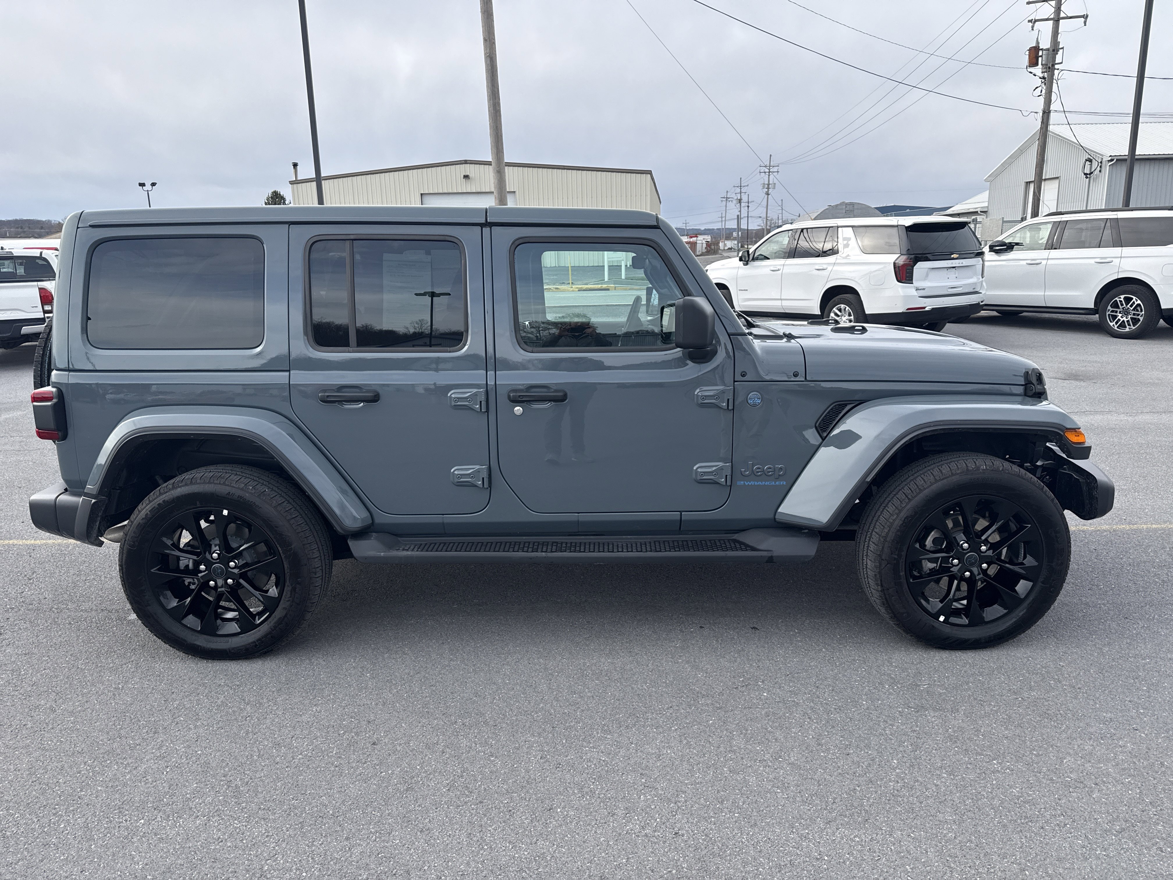 Used 2025 Jeep Wrangler Sahara video 2