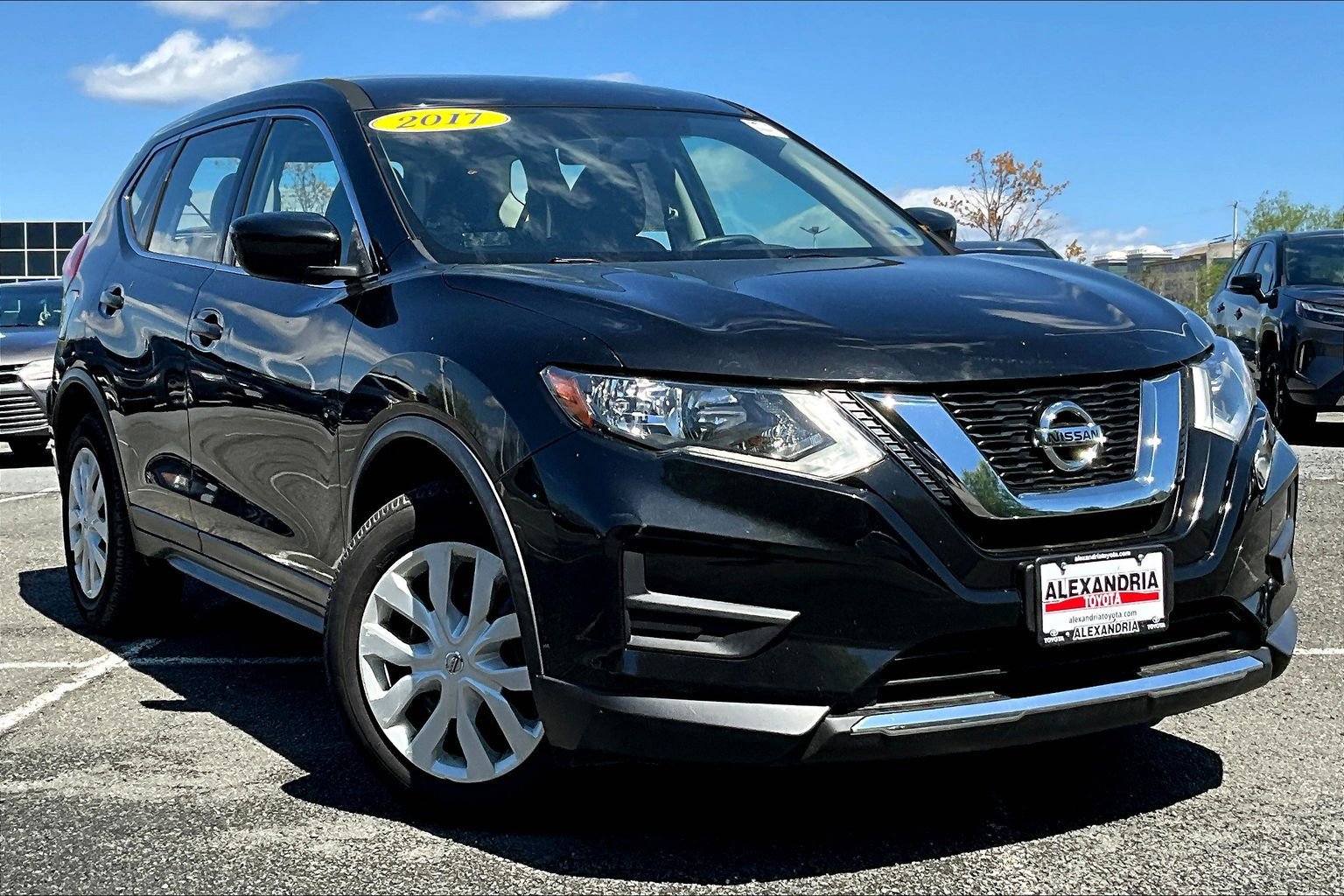 Used 2017 Nissan Rogue S image 2