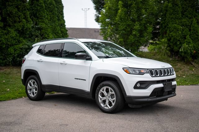 Used 2024 Jeep Compass Latitude AWD/4WD image 3