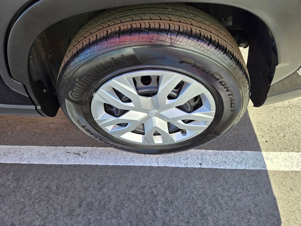 Used 2024 Toyota Corolla Cross L image 12