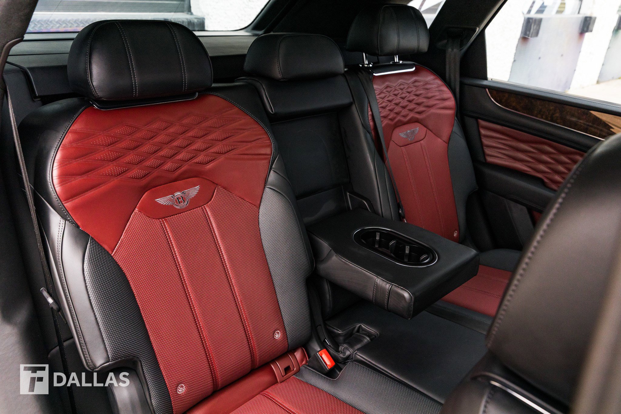 Used 2025 Bentley Bentayga image 33