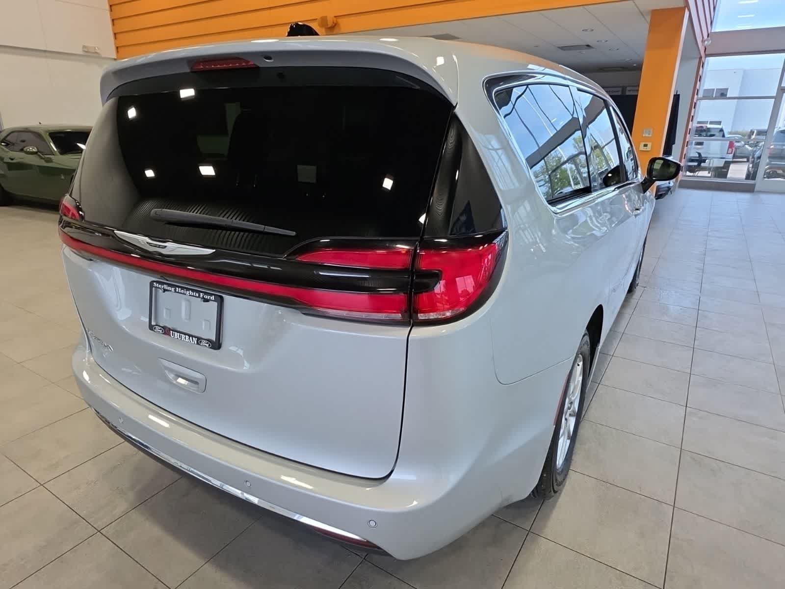 Used 2024 Chrysler Pacifica Touring-L FWD image 8