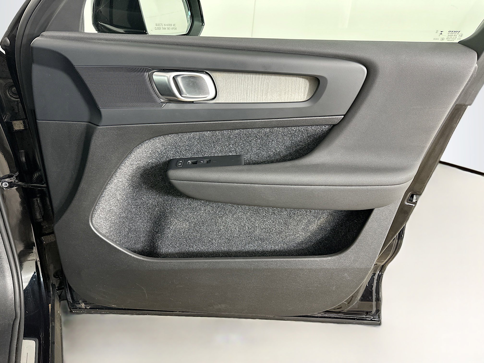 Used 2025 Volvo XC40 B5 Plus image 33