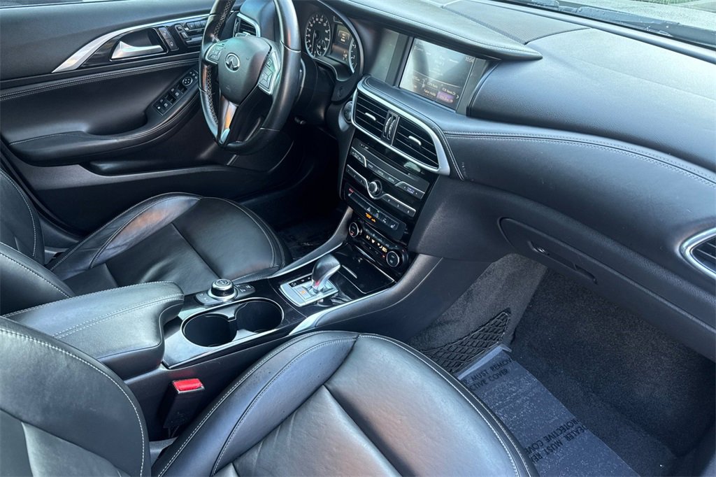Used 2017 INFINITI QX30 Premium w/ Navigation Package image 15