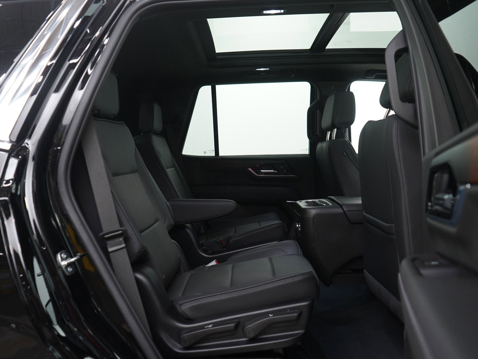 Used 2025 GMC Yukon Denali w/ Sun & Power Step Package image 13