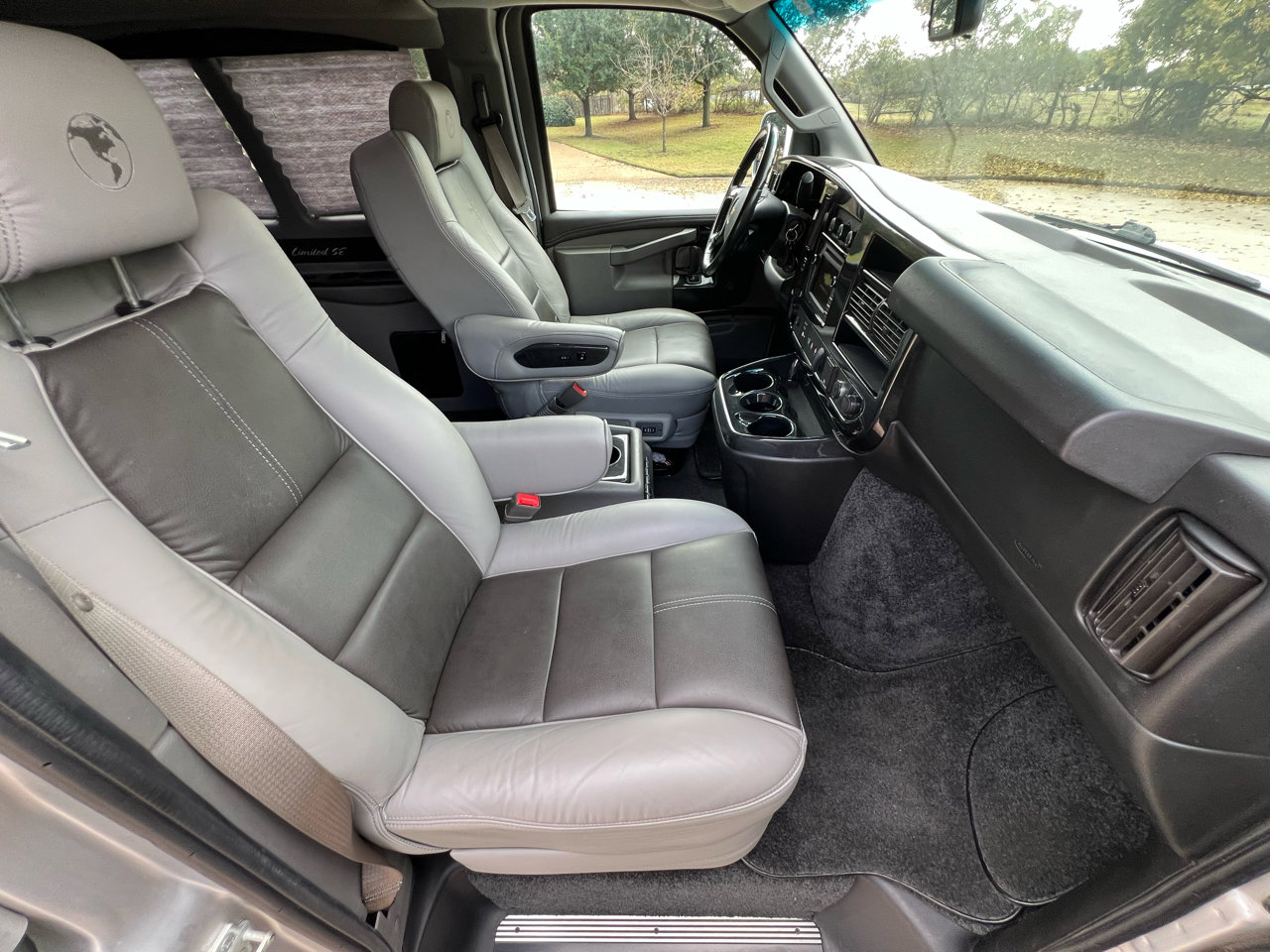 Used 2018 Chevrolet Express 2500 w/ Enhanced Convenience Package image 24