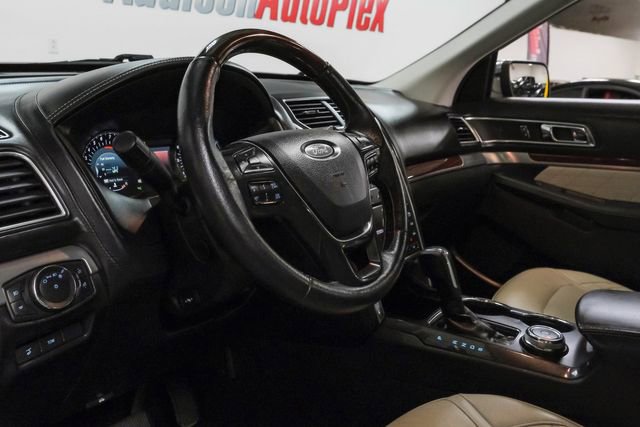 Used 2018 Ford Explorer Platinum image 3