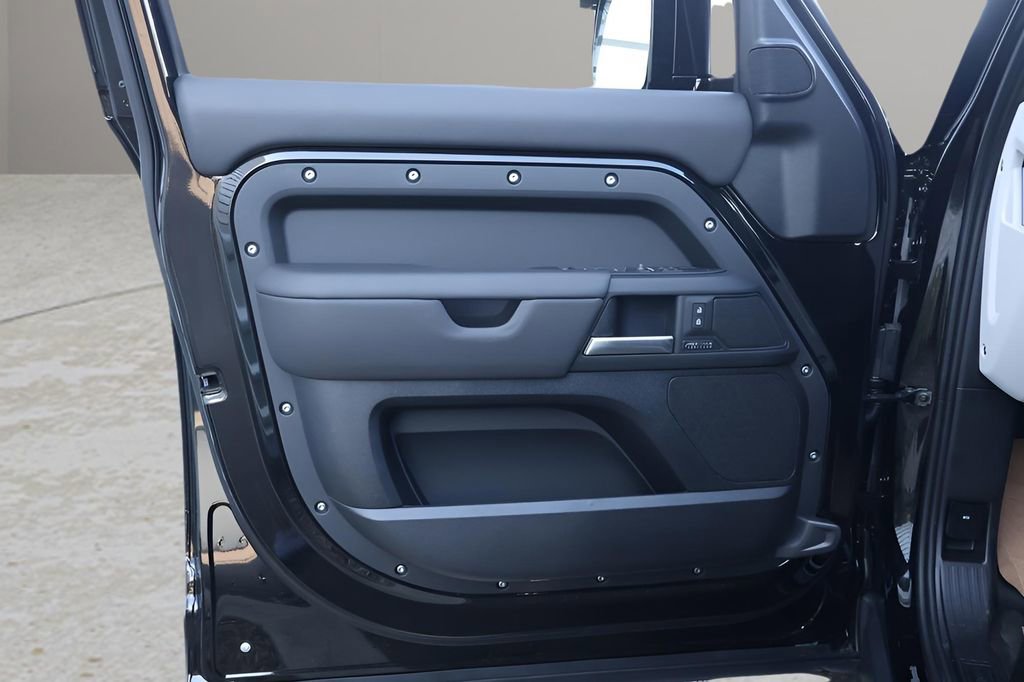 New 2026 Land Rover Defender 110 X-Dynamic SE image 10