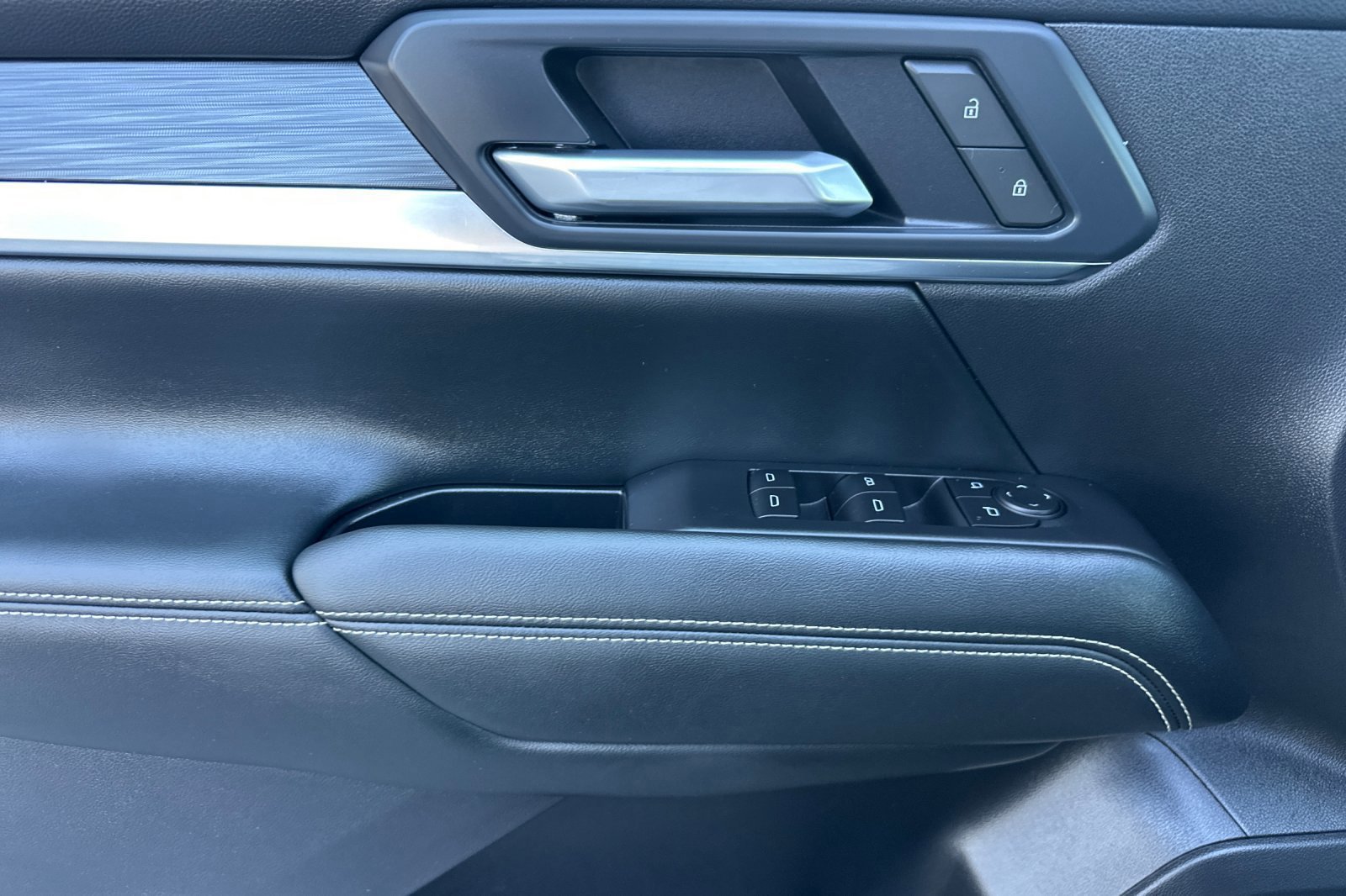 Used 2025 GMC Terrain Elevation image 12