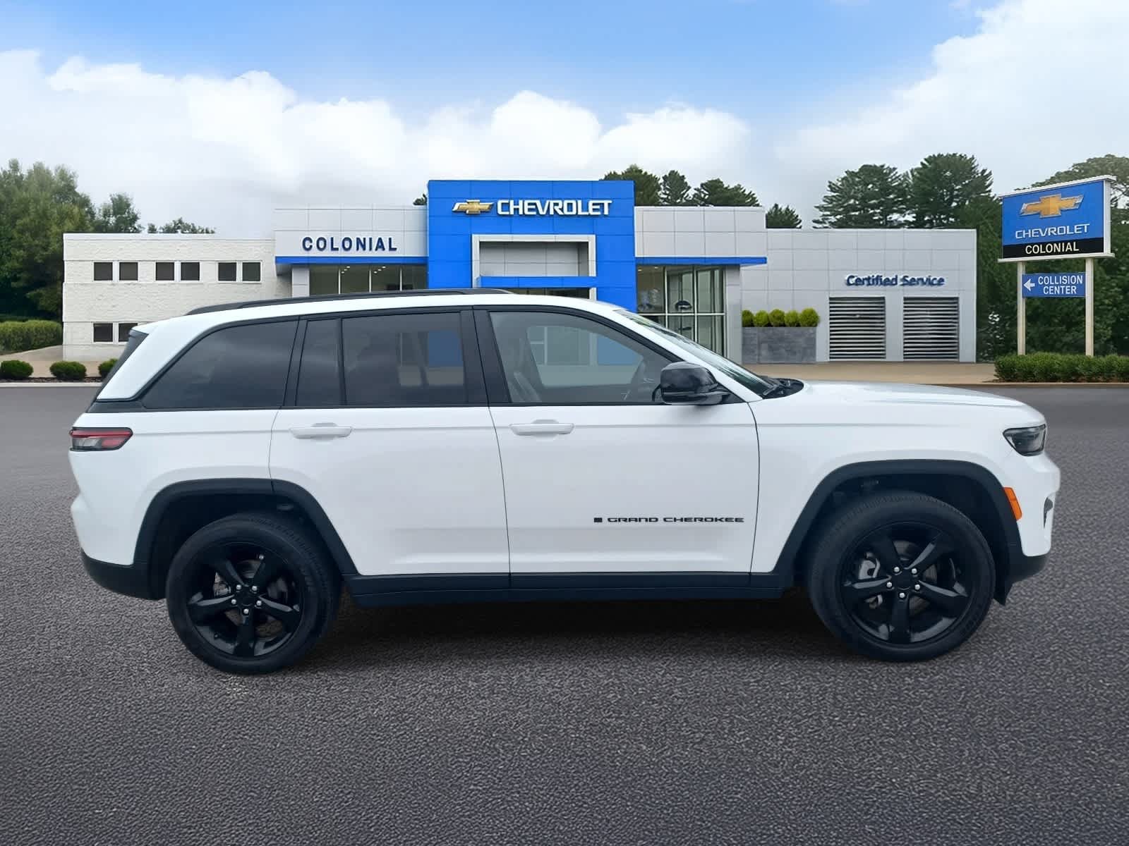 Used 2023 Jeep Grand Cherokee Altitude AWD/4WD image 3