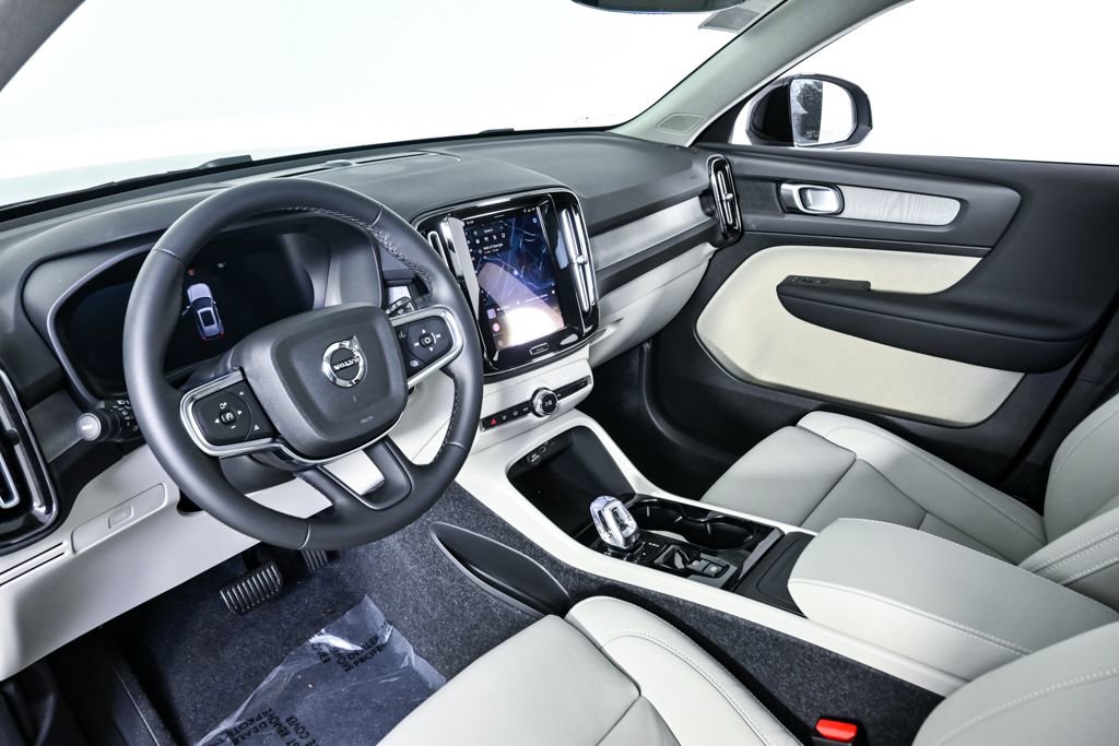 New 2026 Volvo XC40 B5 Plus w/ Climate Package image 4