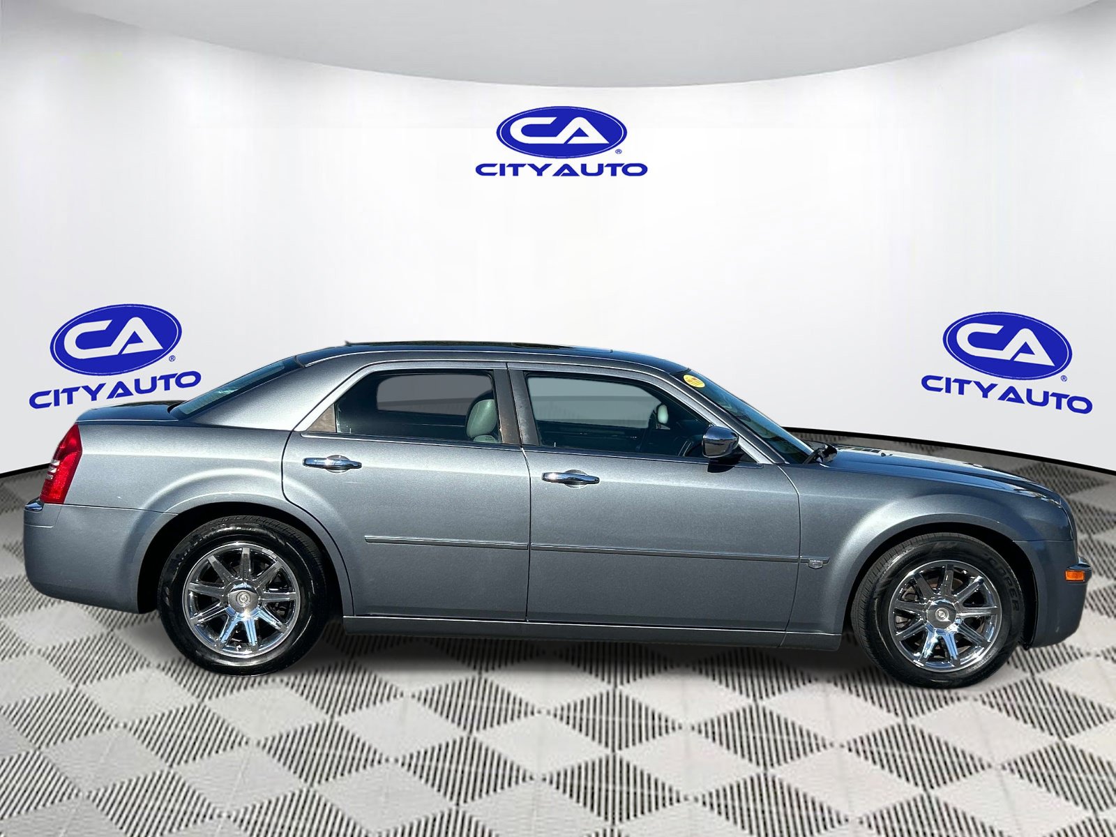 Used 2006 Chrysler 300 C w/ Navigation & Sound Group II RWD image 2