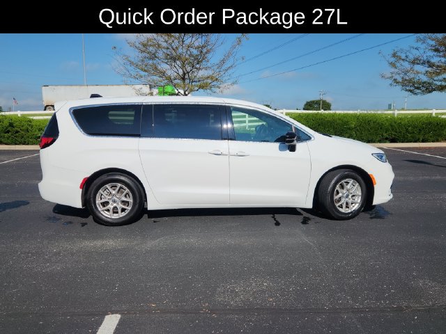 Used 2025 Chrysler Pacifica Select FWD image 12