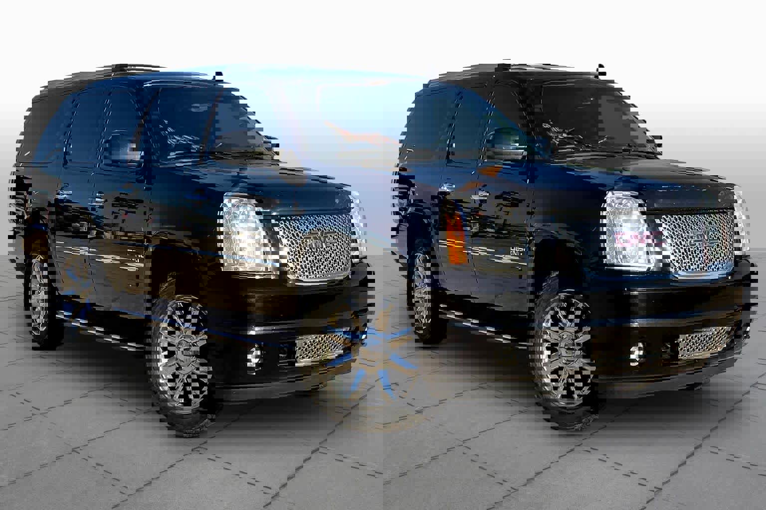 Used 2010 GMC Yukon XL Denali image 2