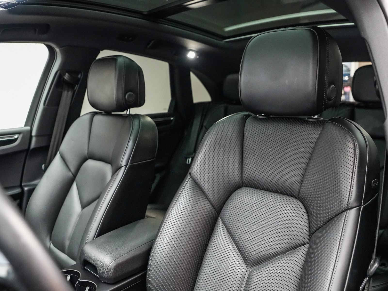 Certified 2024 Porsche Macan AWD/4WD image 5