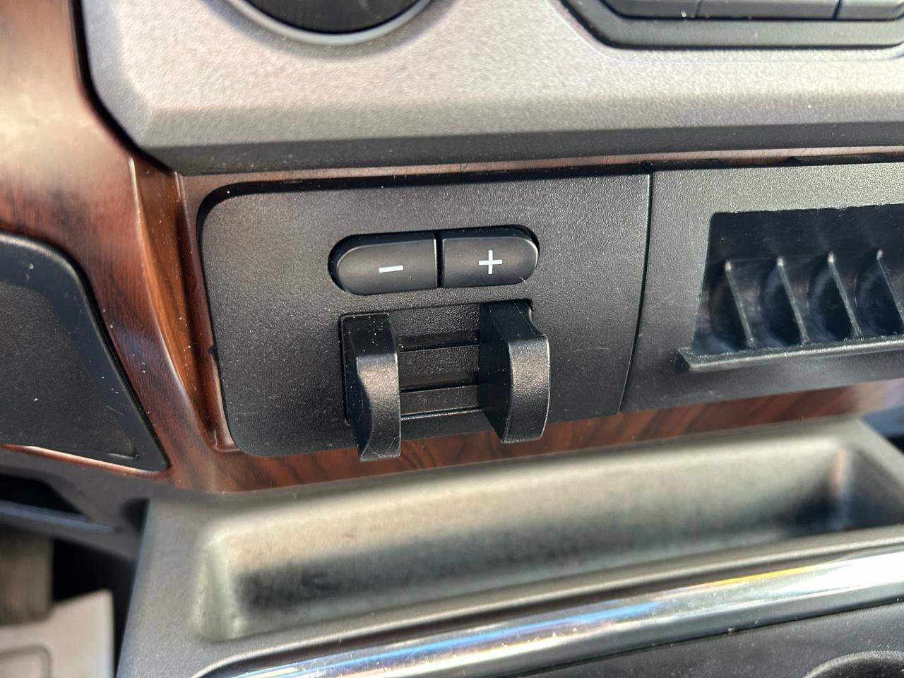 Used 2014 Ford F350 Lariat image 29