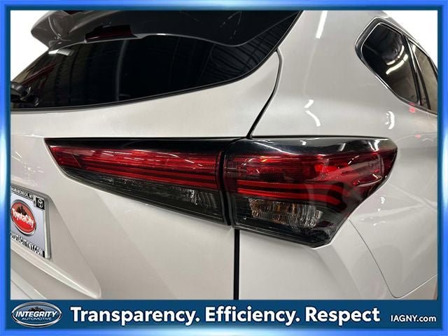 Used 2022 Toyota Highlander XLE AWD/4WD image 9