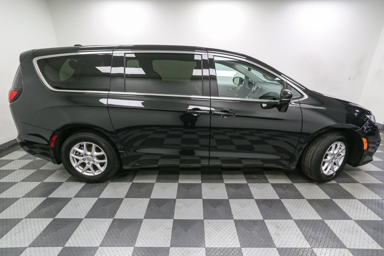 Used 2024 Chrysler Pacifica Touring-L image 7