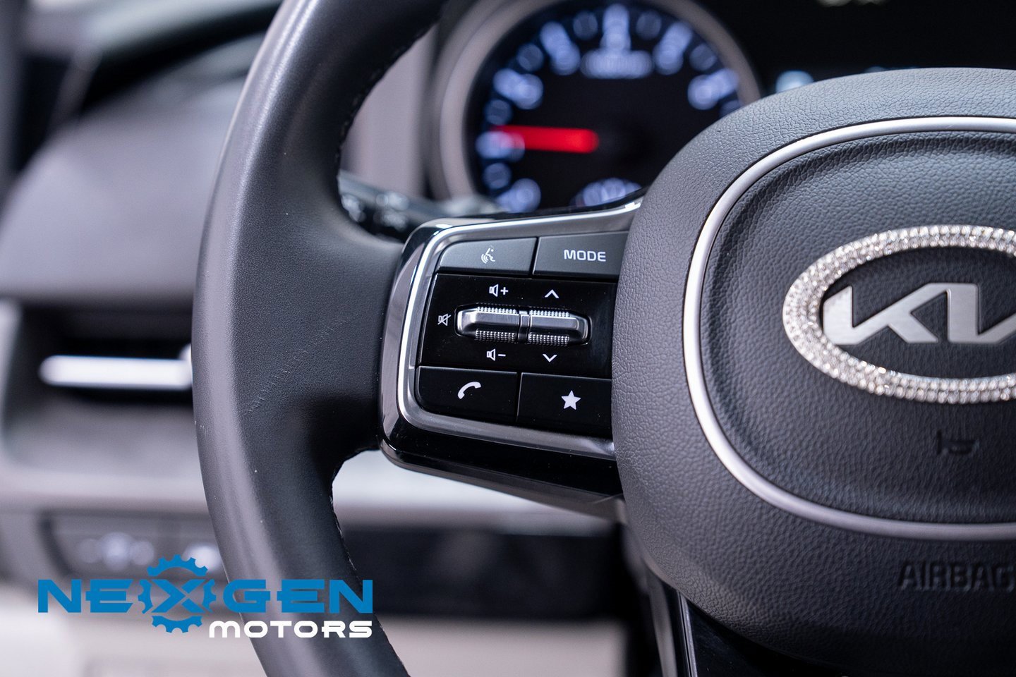 Used 2024 Kia Carnival EX image 18