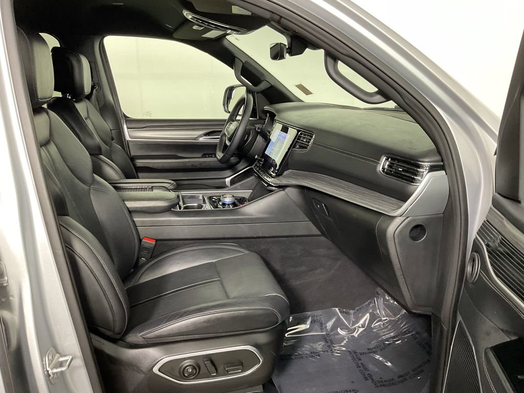 Used 2024 Jeep Wagoneer Series III w/ Flexible Seating Group image 27