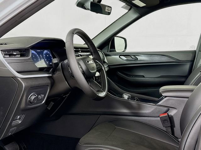 New 2025 Jeep Grand Cherokee Altitude image 9