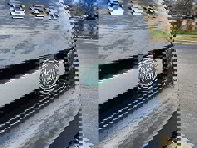 Used 2023 Land Rover Defender 130 X-Dynamic SE image 12