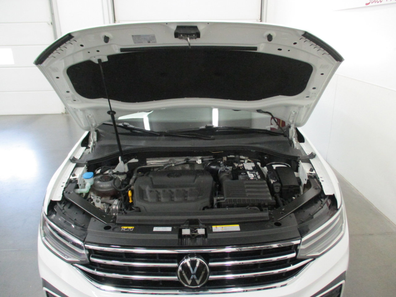 Used 2024 Volkswagen Tiguan SE image 28