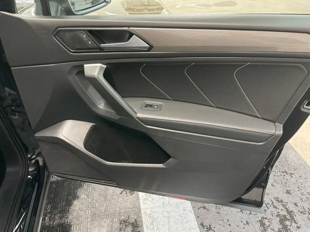 Certified 2024 Volkswagen Tiguan SE AWD/4WD image 3