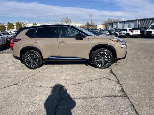 Used 2024 Nissan Rogue Platinum image 2