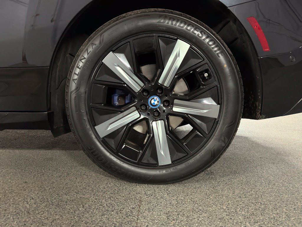 Used 2023 BMW iX xDrive50 w/ Sport Package AWD/4WD image 13