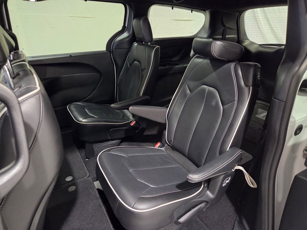 Certified 2025 Chrysler Pacifica Limited image 12